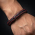 Uniqal FIRE Lederarmband mit Gravur – schwarzes Herrenarmband mit roten Akzenten, markanter Flechtung und stilvollem Verschluss.