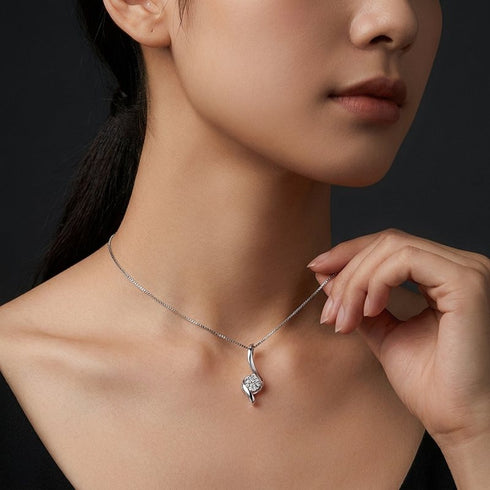 UNIQAL FLAMELLA KETTE elegant am Hals getragen, femininer Flammen Schmuck mit strahlendem Moissanit und moderner Ausstrahlung.