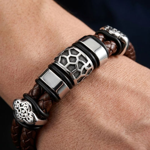 Uniqal GAMBLER Armband mit Gravur – persönliches Geschenk für Männer mit markantem braun-silbernem Design und stilvollen Ornamenten.