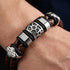 Uniqal GAMBLER Armband mit Gravur – persönliches Geschenk für Männer mit markantem braun-silbernem Design und stilvollen Ornamenten.