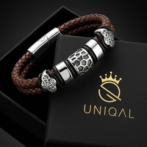 Uniqal GAMBLER Armband mit Gravur – braunes geflochtenes Herrenarmband mit silberfarbenen Ornamenten und markantem Design.