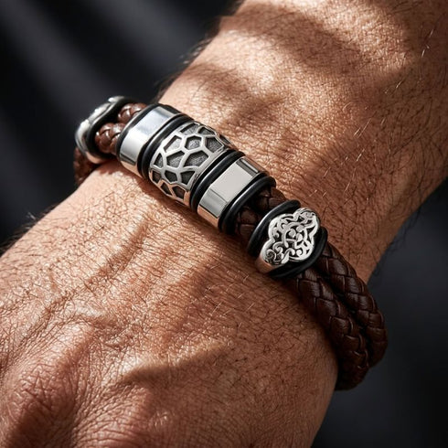 Uniqal GAMBLER Armband mit Gravur – personalisierbares Herrenarmband in Braun und Silber mit kunstvollen Metallelementen.