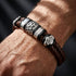 Uniqal GAMBLER Armband mit Gravur – personalisierbares Herrenarmband in Braun und Silber mit kunstvollen Metallelementen.