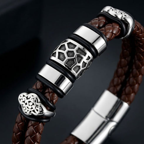 Uniqal GAMBLER Armband mit Gravur – stilvolles Herrenarmband mit braunem Flechtdesign und auffälligen silberfarbenen Metallelementen.