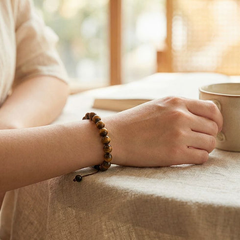 Uniqal Natursteinarmband aus gelbem Tigerauge in ruhiger Alltagssituation – klare Ausstrahlung und angenehmes Tragegefühl