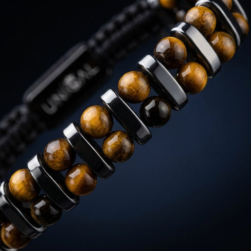 Detailaufnahme eines hochwertigen Natursteinarmbands mit goldenem Tigerauge und dunkel poliertem Edelstahl