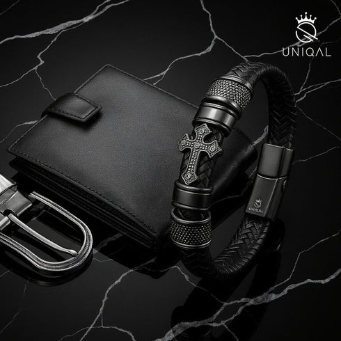 Schwarzes GLORY Armband von Uniqal auf Marmorboden – luxuriöses Accessoire mit Symbolkraft; ideale Geschenkidee zum Geburtstag oder Jubiläum.