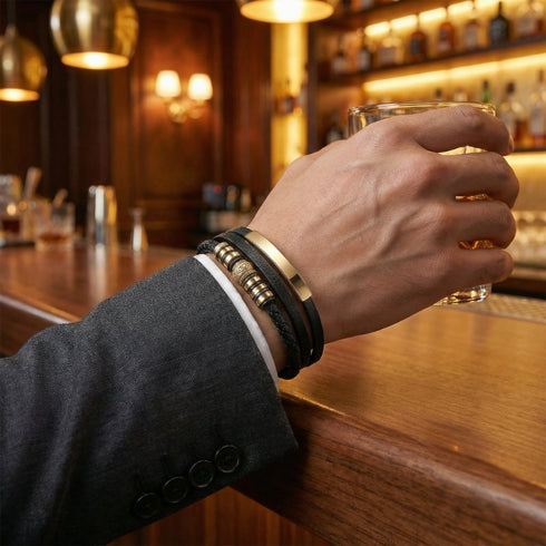 Uniqal Lederarmband Schwarz mit goldenen Edelstahlelementen, Gravurplatte, Magnetverschluss, Geschenk für Herren