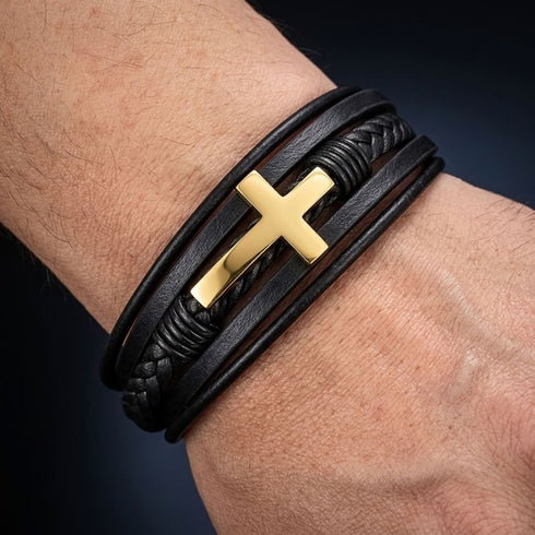 Uniqal GOLD HEAVEN Armband mit Gravur – personalisierbares schwarzes Herrenarmband mit goldfarbenem Kreuz und elegantem Lederdesign