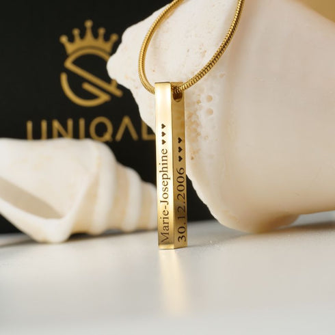 Uniqal goldfarbene Namenskette mit gravierter Säule, edle Ausstrahlung und hochwertige Markenanmutung