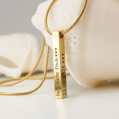 Uniqal goldfarbene Namenskette mit gravierter Säule, edle Ausstrahlung und hochwertige Verarbeitung im Detail