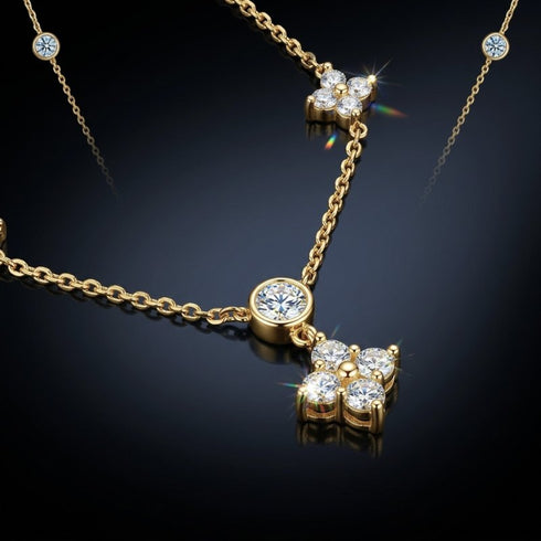 UNIQAL VELVET BLOSSOM Detailansicht der goldenen Blütenelemente mit intensivem Edelstein Funkeln