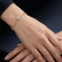 UNIQAL SOLITAIRE Couture Armband mit schwebender Steinoptik und moderner Goldharmonie