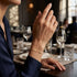 GRACE 14K GOLD Moissanit-Armband von UNIQAL mit filigraner Kette und goldenem Kreuz, elegant zum Abendlook getragen.