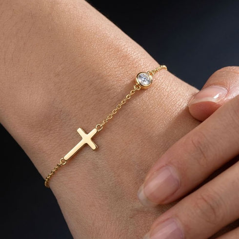 Nahaufnahme des UNIQAL GRACE 14K GOLD Moissanit-Armbands am Handgelenk, mit feiner Kettenführung und einer Hand neben dem Schmuckstück.