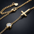 UNIQAL GRACE 14K GOLD Moissanit-Armband mit sichtbarem Karabiner, Verlängerungskette und Herzplättchen neben den goldfarbenen Designelementen.