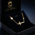 GRACE 14K GOLD Moissanit-Armband von UNIQAL auf schwarzem Polster in einem geöffneten Schmucketui mit goldenem Markenlogo im Deckel