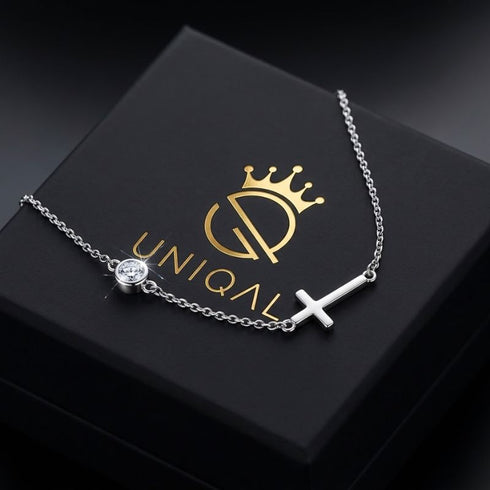 GRACE Moissanit-Armband von UNIQAL über einer schwarzen Markenbox mit goldenem Logo, mit silbernem Glanz und feinen Verbindungsgliedern.