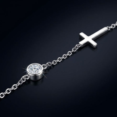 Makroaufnahme des GRACE Moissanit-Armbands von UNIQAL mit rundem Stein in Zargenfassung, funkelnden Facetten und glatten Kreuzkonturen.