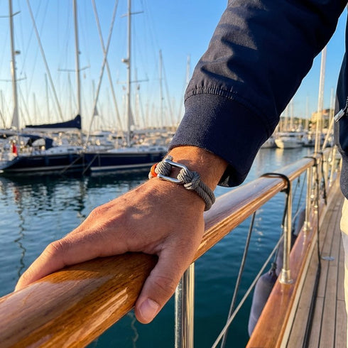 Tauarmband in gedeckten Farben am Handgelenk, geeignet fuer Damen und Herren