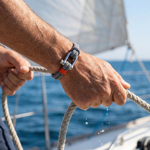 Graues Tauarmband beim Segeln getragen, personalisierbar mit Gravur