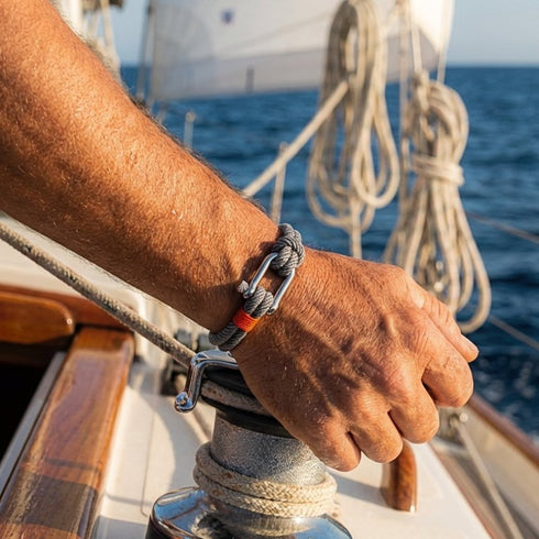 Gedrehtes Segeltau Armband in Grau mit rotem Kontrast, individuell anpassbar