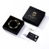 UNIQAL GRAZIA 14K GOLD Moissanit-Armband in einer geöffneten Schmuckbox neben passendem Deckel, GRA-Bericht und Zertifikatskarte