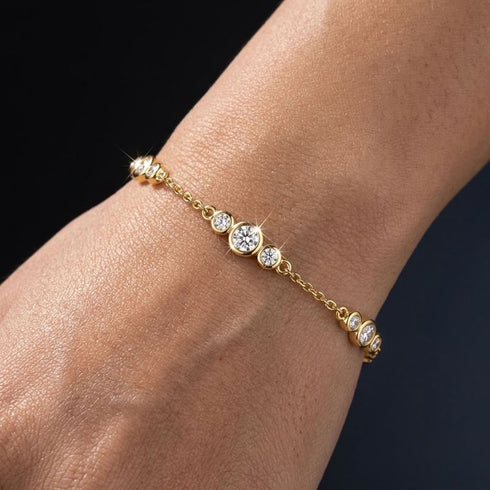 Nahaufnahme des GRAZIA 14K GOLD Moissanit-Armbands von UNIQAL am Handgelenk, mit sichtbaren Proportionen und einer zentralen Steingruppe