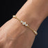Nahaufnahme des GRAZIA 14K GOLD Moissanit-Armbands von UNIQAL am Handgelenk, mit sichtbaren Proportionen und einer zentralen Steingruppe
