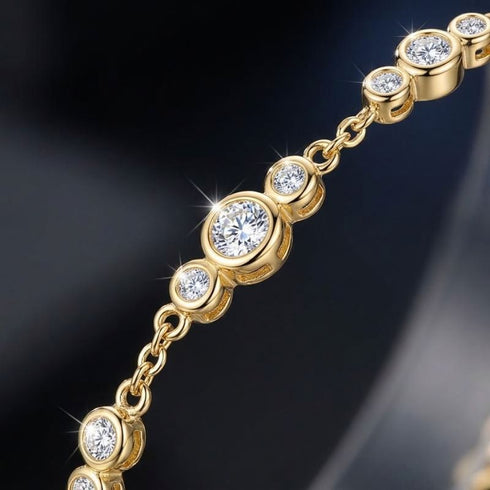 Makrodetail des UNIQAL GRAZIA 14K GOLD Moissanit-Armbands mit runden Zargenfassungen und Dreiergruppen aus einem größeren und zwei kleineren Steinen