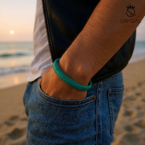 Uniqal Green Mile Lederarmband – sportlich, lässig und elegant zugleich. Perfekt für Freizeit, Reisen und entspannte Momente am Meer.