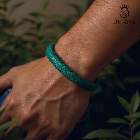 Grünes Uniqal Lederarmband in natürlicher Umgebung – Symbol für Balance, Ruhe und Stärke. Beliebt bei Naturliebhabern und Fußballfans.