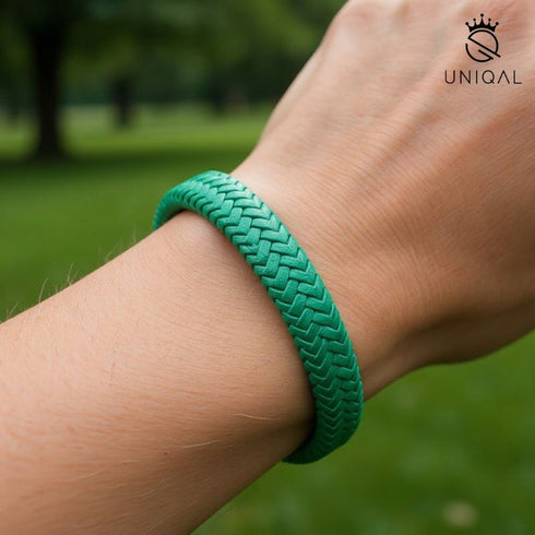 Geflochtenes grünes Uniqal Lederarmband im Sonnenlicht – Ausdruck von Natürlichkeit, Frische und dezenter Eleganz. Ideal für aktive, stilbewusste Menschen.