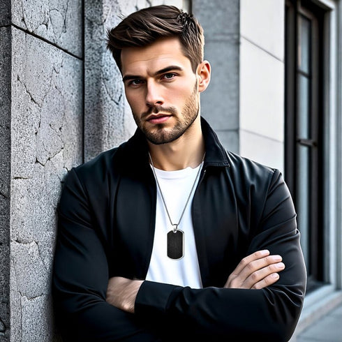 Modischer Männeranhänger mit rechteckiger Platte für persönliche Nachrichten, getragen als ausdrucksstarkes Accessoire zu urbanen Outfits.
