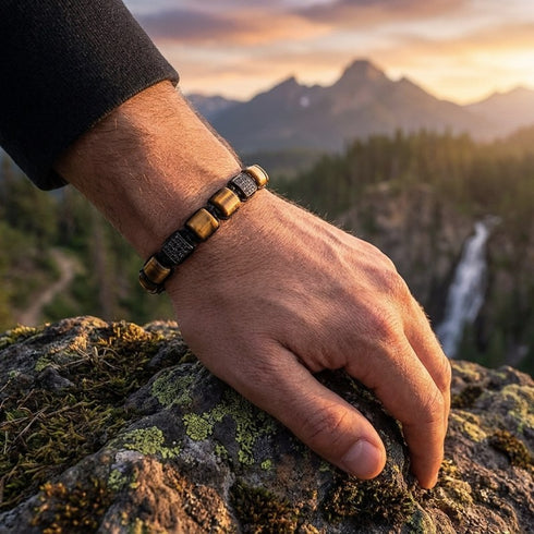 Elegantes Herrenarmband aus Tigerauge in natürlicher Berglandschaft getragen