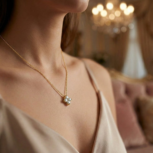 UNIQAL florales Goldcollier inspiriert von modernem High Fashion Schmuck mit elegantem Blütendesign