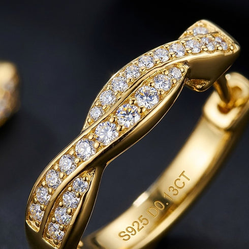 UNIQAL INFINIA GOLD Detailansicht mit präzise gesetzten Moissaniten und hochwertiger Verarbeitung auf goldener Oberfläche