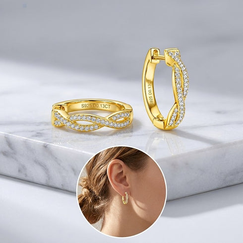 UNIQAL INFINIA GOLD Kombination aus Detailmotiv und Ohraufnahme mit sanftem Funkeln für Alltag und Anlass