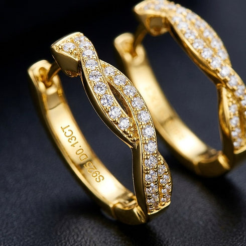 UNIQAL INFINIA GOLD Paaransicht der Ohrringe mit verflochtener Linienführung und luxuriöser Ausstrahlung