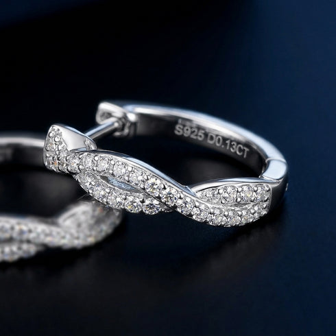 Elegante Ohrschmuck-Kreation mit geschwungener Linienführung und fein gesetzten Premium-Steinen
