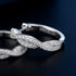 Elegante Ohrschmuck-Kreation mit geschwungener Linienführung und fein gesetzten Premium-Steinen