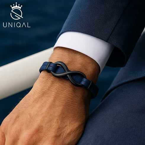 INFINITY BLUE Lederarmband von Uniqal am Handgelenk getragen, klarer Unisex Stil mit moderner Ausstrahlung