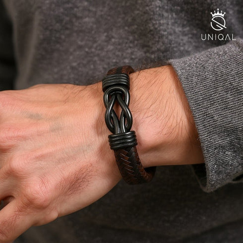 Geflochtenes ETERNAL Lederarmband von Uniqal am Handgelenk – moderner Eyecatcher mit kraftvollem Infinity-Symbol.