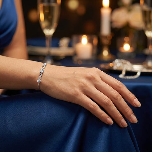 Filigranes Moissanit Armband am Handgelenk kombiniert mit eleganter Abendkleidung, funkelnde Edelsteine in zeitlosem Design