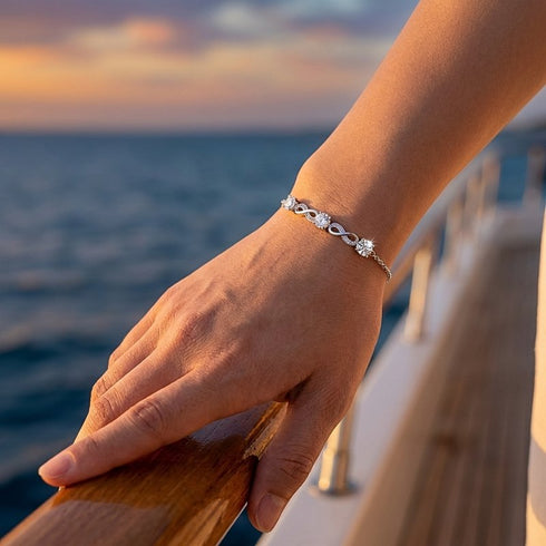 Elegantes Moissanit Armband am Handgelenk vor maritimer Kulisse getragen, glänzender Silberschmuck mit zeitloser Ausstrahlung