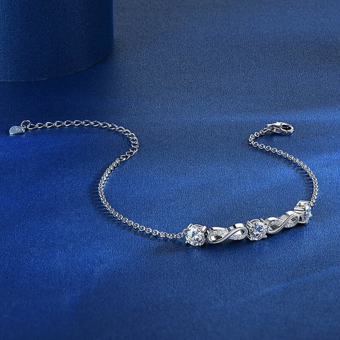 Infinity Moissanit Damenarmband aus 925 Silber auf dunklem Hintergrund präsentiert, luxuriöser Schmuck mit brillanter Steinoptik