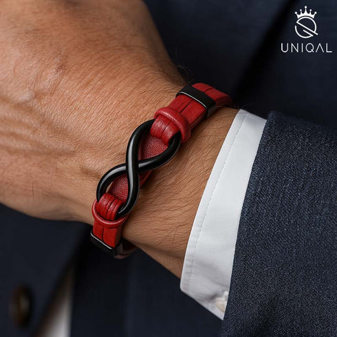 INFINITY RED Lederarmband von Uniqal am Handgelenk getragen, stilvoller Unisex Schmuck mit Bedeutung