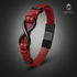 Rotes Lederarmband INFINITY RED von Uniqal mit schwarzem Edelstahlsymbol, elegante Studioaufnahme