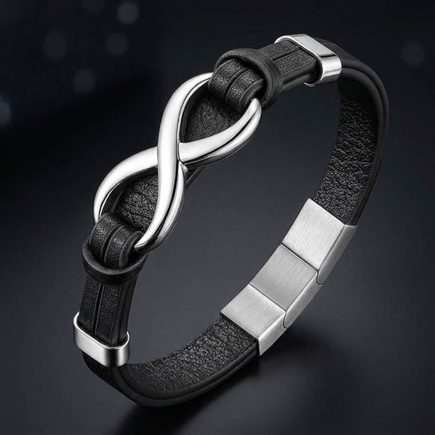 Uniqal INFINITY SILVER Armband mit Gravur – persönliches Geschenk für Männer mit schwarzem Lederband und silberfarbenem Unendlichkeitszeichen.