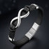 Uniqal INFINITY SILVER Armband mit Gravur – persönliches Geschenk für Männer mit schwarzem Lederband und silberfarbenem Unendlichkeitszeichen.